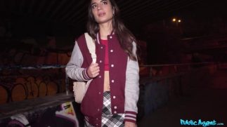 Liseli Kıza Para Vererek Sokakta Kucağına Alıyor