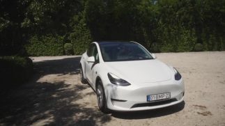 Evin Bahçesinde Sıkıştırdığı Komşusu Adama Sakso Çekiyor